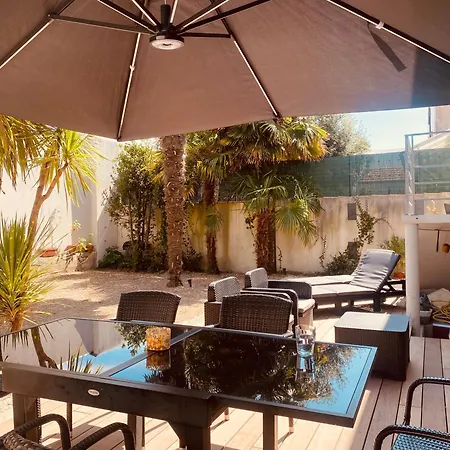 Holiday home Maison Typique Rochelaise *